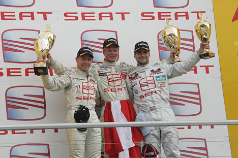 Christoffer Nygaard (tv) indtog podiet både lørdag og søndag i den afsluttende runde i Seat Cup 2008 på Hockenheim. To andenpladser blev det til og dermed en samlet tredjeplads i stillingen. Et absolut tilfredsstillende sæson-resultat, siger Christoffer Nygaard. Mester blev Nicki Thiim med Dannebrog.